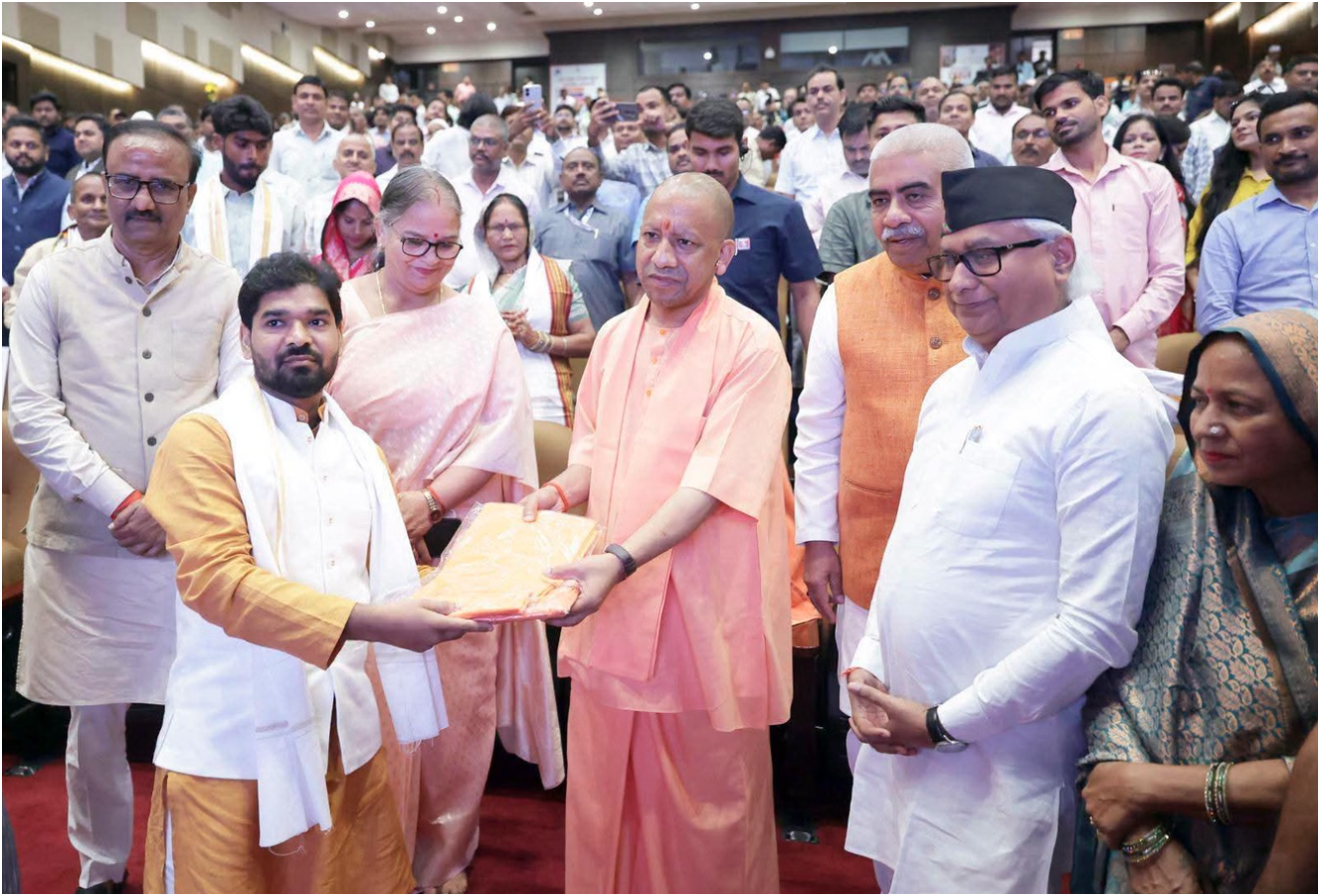 हथकरघा दिवस पर कफील को मुख्यमंत्री योगी ने किया सम्मानित