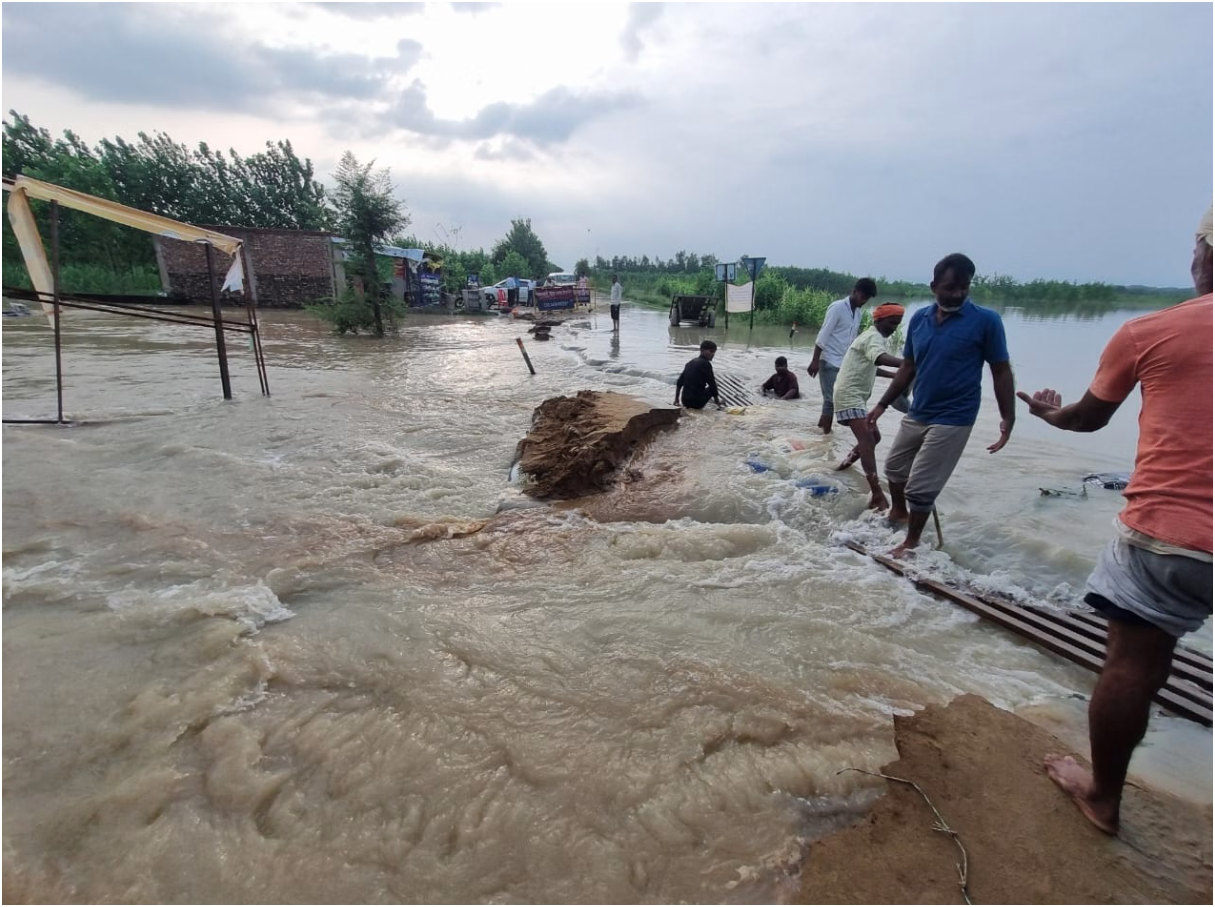 गंगा और मालन नदी के उफान से आवागमन ठप